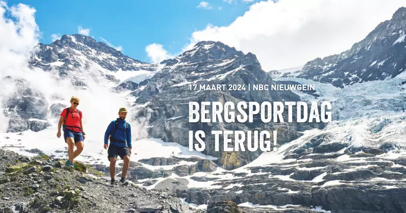 Twee wandelaars met rugzakken lopen over een rotsachtig bergpad, met besneeuwde bergtoppen op de achtergrond. In de tekst staat: „Bergsportdag is terug!” op 17 maart 2024 bij NBC Nieuwegein.